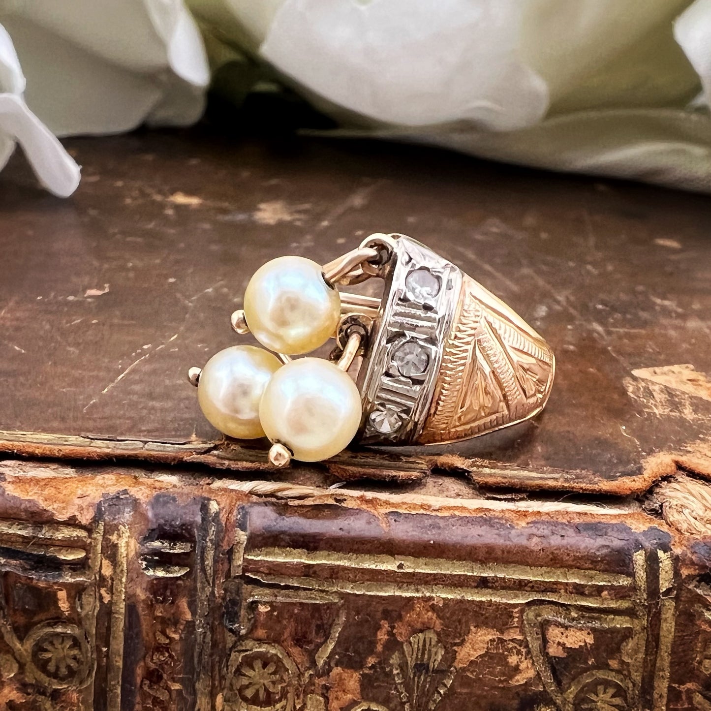 Anello Liberty in oro 18 kt con tre perle pendenti e diamanti rosetta