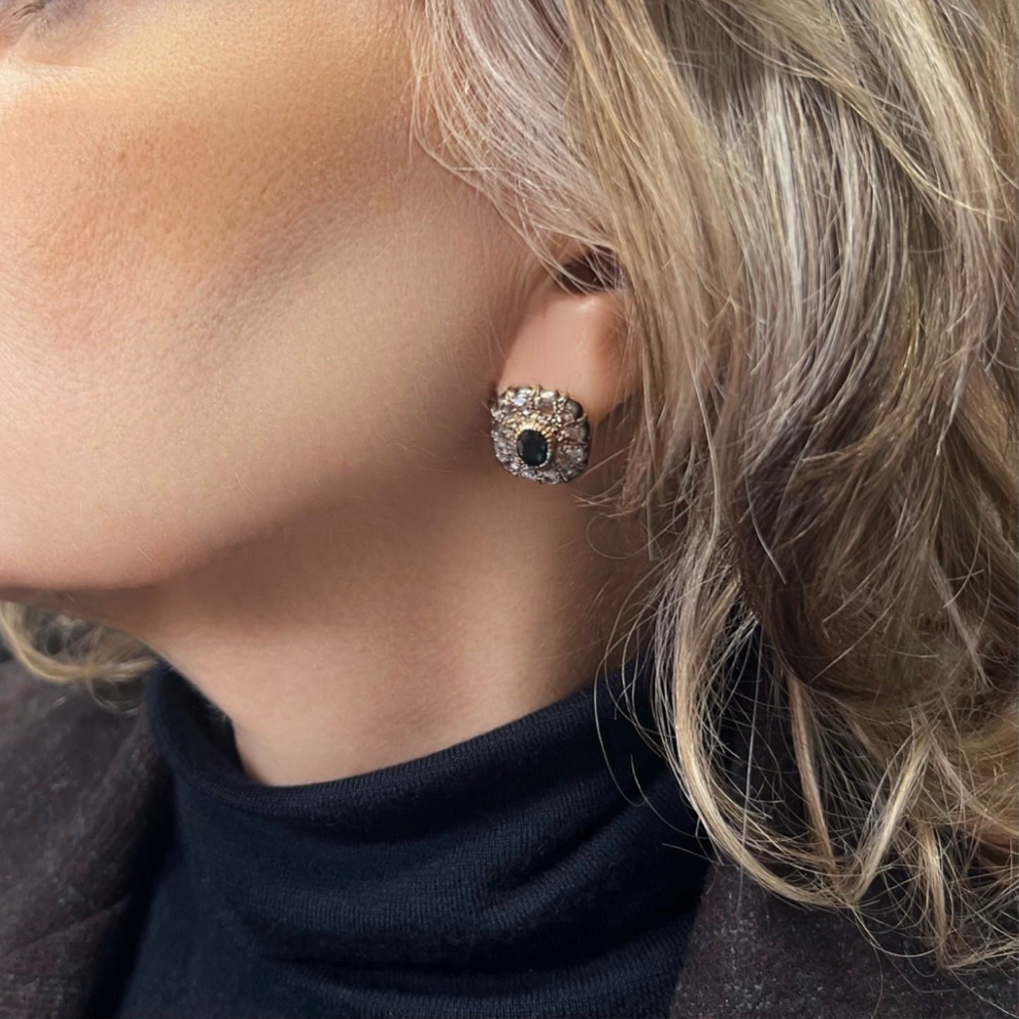 Orecchini margherita in oro/argento con zaffiri verde-blu teal e diamanti