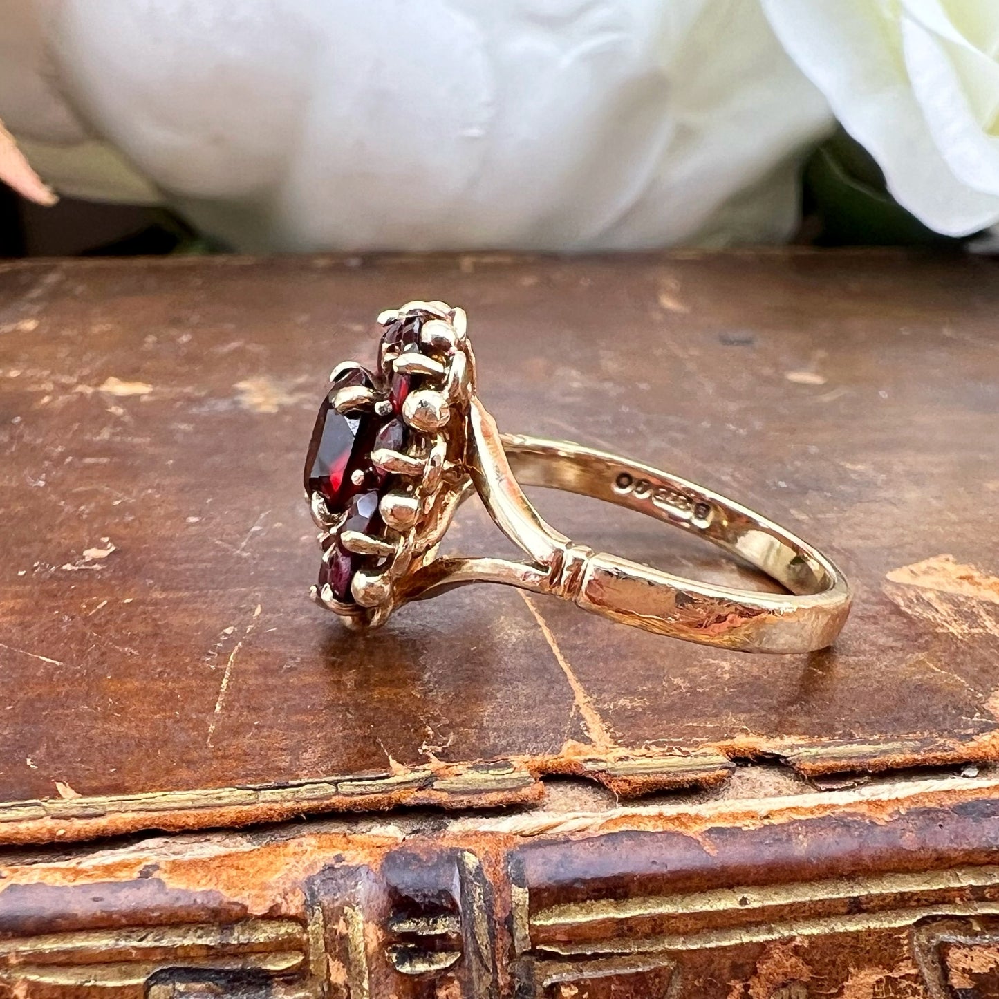 Anello vintage a margherita con granati – Londra, 1986