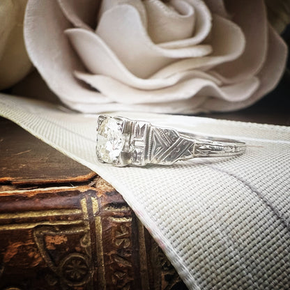 Anello solitario Art Déco in oro bianco 18 ct con diamante old mine cut