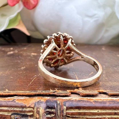 Anello vintage a margherita con granati – Londra, 1986