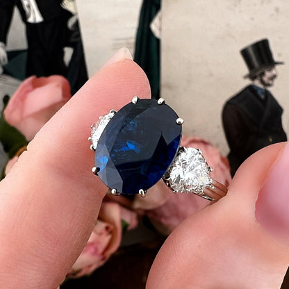 Importante anello trilogy in oro bianco 18 kt con zaffiro naturale da 6 ct e diamanti a goccia da 1,80 ct. complessivi