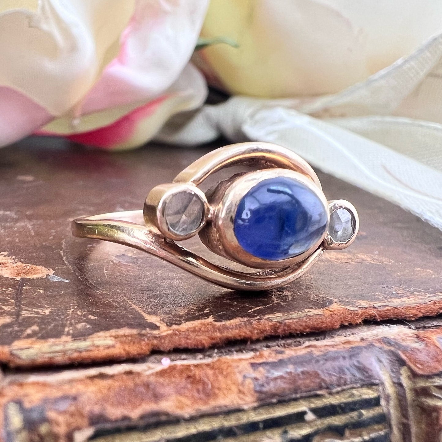 Anello oro 12k zaffiro e diamanti. Italia c. 1920