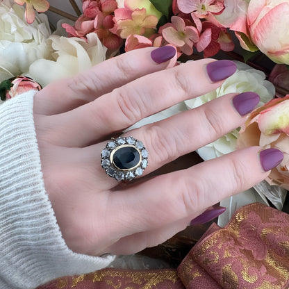 Grande anello margherita con zaffiro teal 3.80 ct e diamanti a rosetta per 1.20-1.30 ct in oro giallo 18k