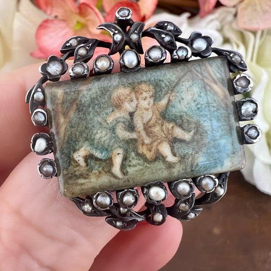 Spilla con miniatura di putti a pesca - Napoleone III - argento, perle