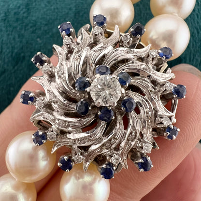 Collana girocollo a due fili di perle Akoya con chiusura in oro bianco 18 kt con diamanti e zaffiri