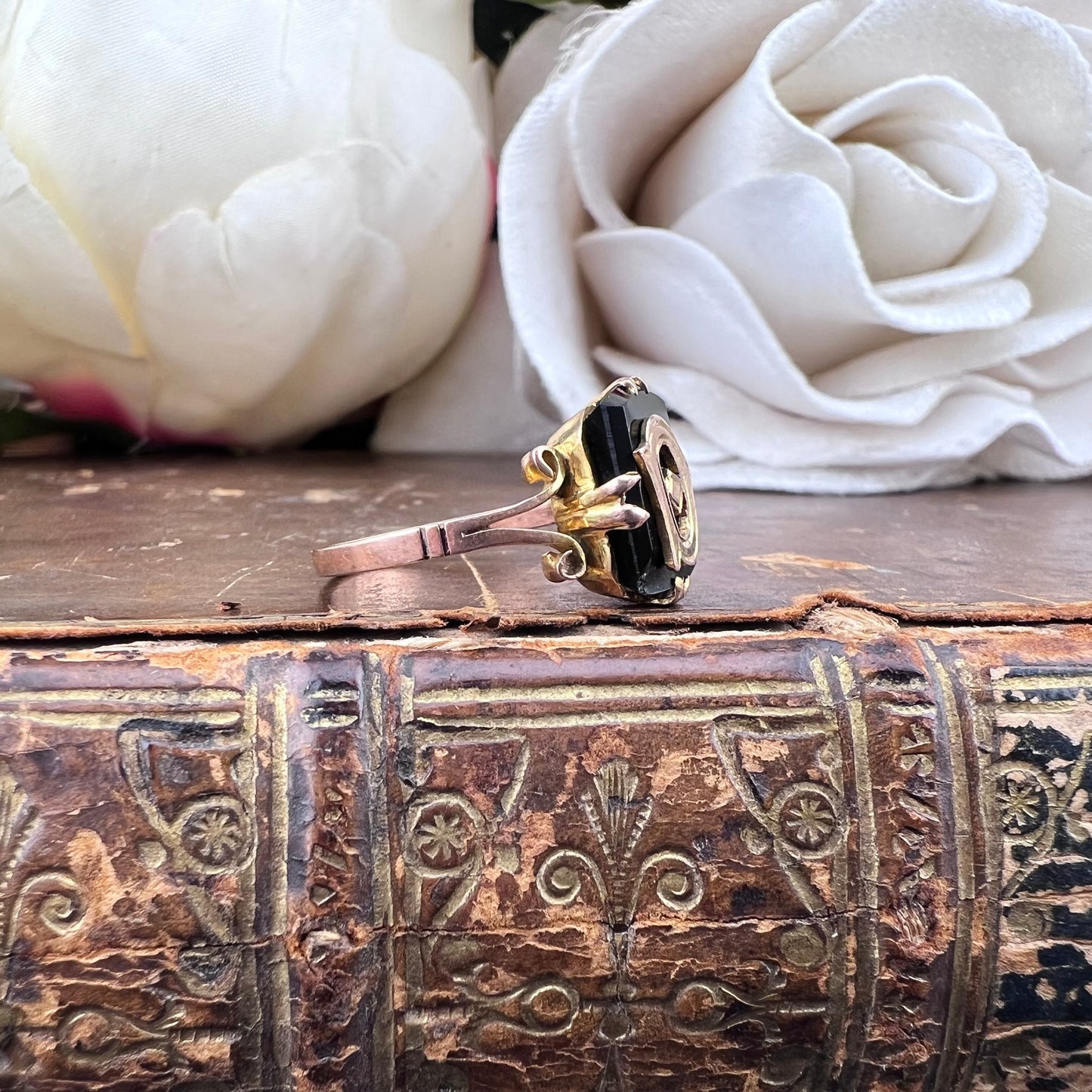 Anello eduardiano in oro e onice con lettera D