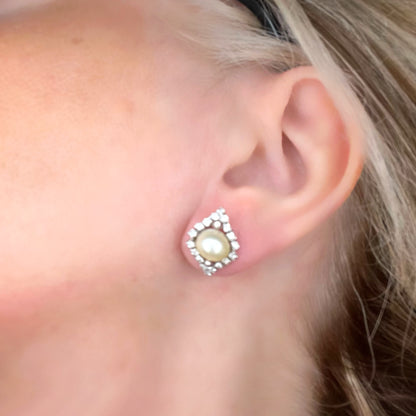 Orecchini in oro bianco 18 ct con perle e diamanti