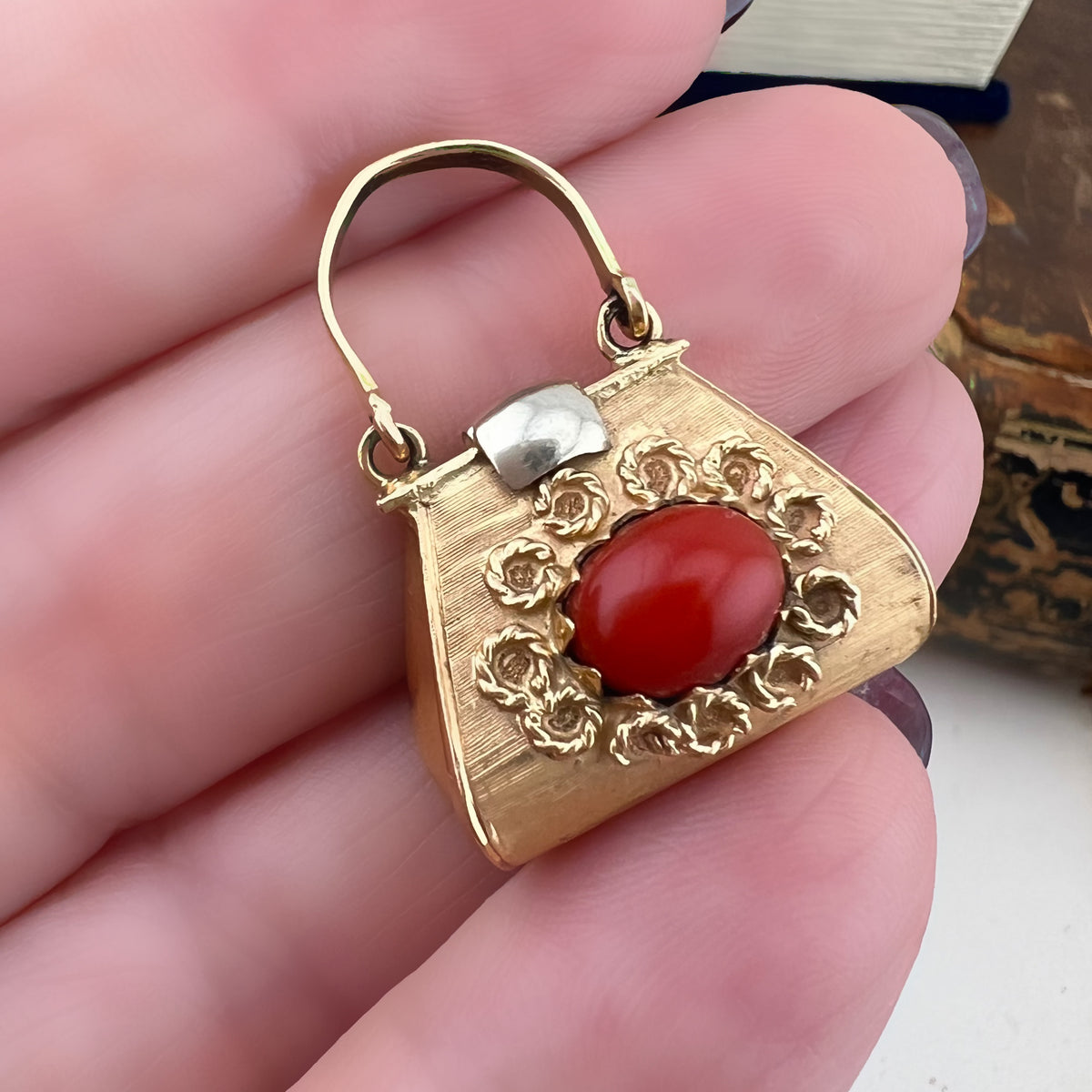 Pendente reversibile a borsetta in oro 18k con corniola e agata verde – Italia, anni ’60