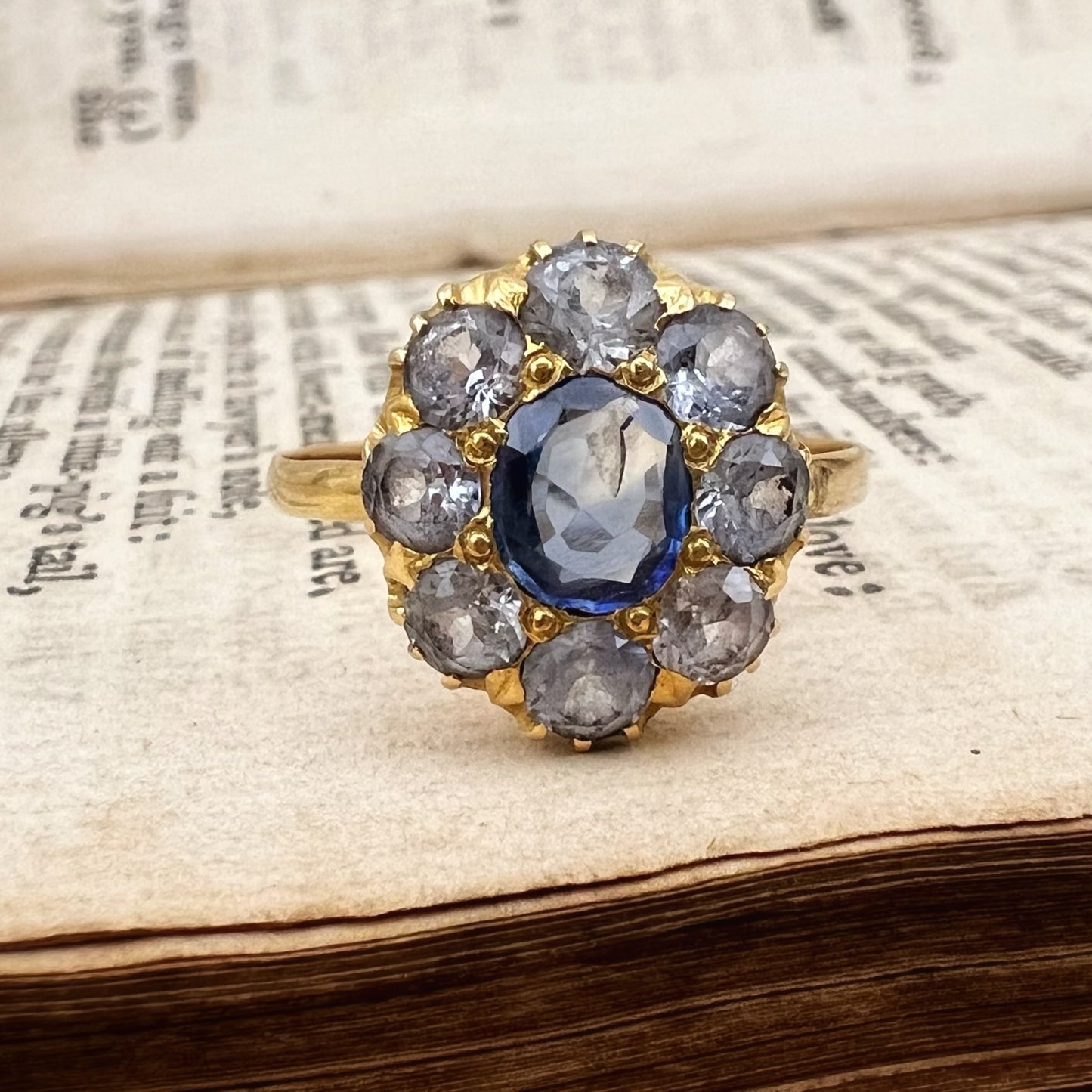 Anello vittoriano a margherita con zaffiro e acquamarine in oro 18k