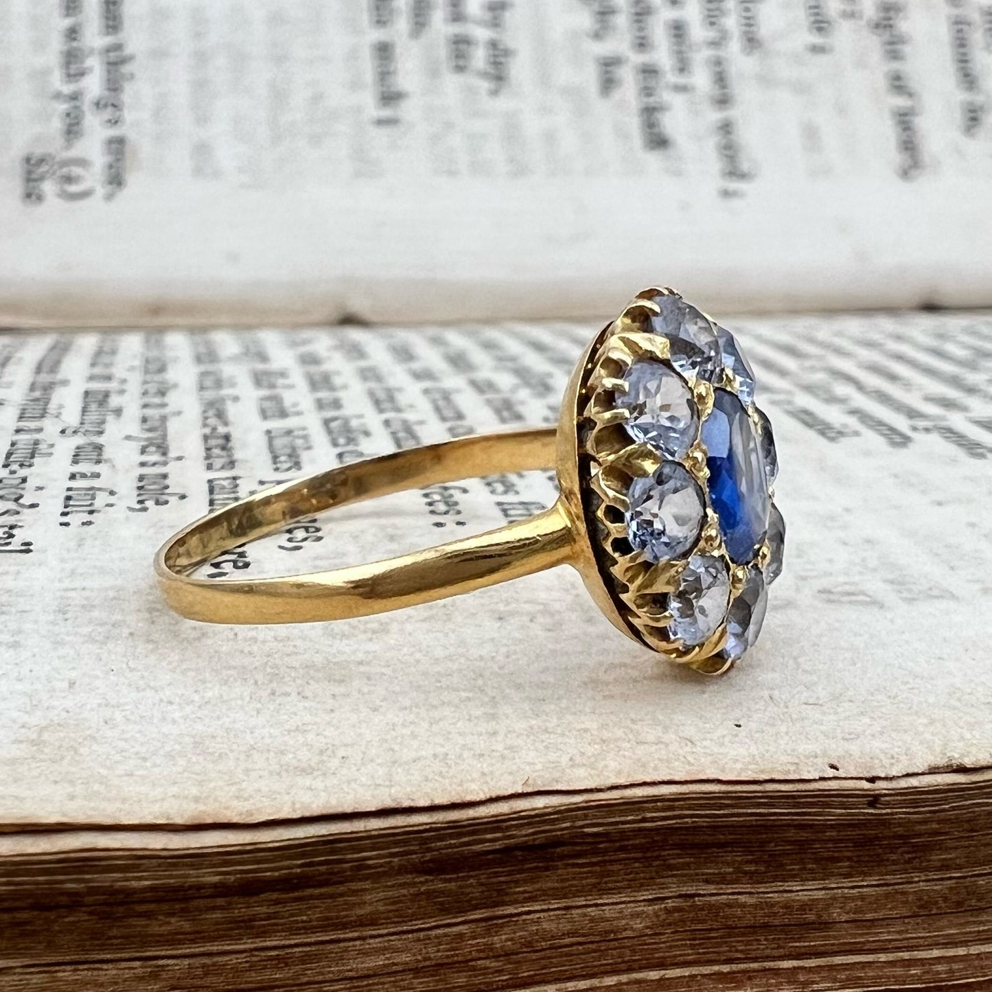 Anello vittoriano a margherita con zaffiro e acquamarine in oro 18k