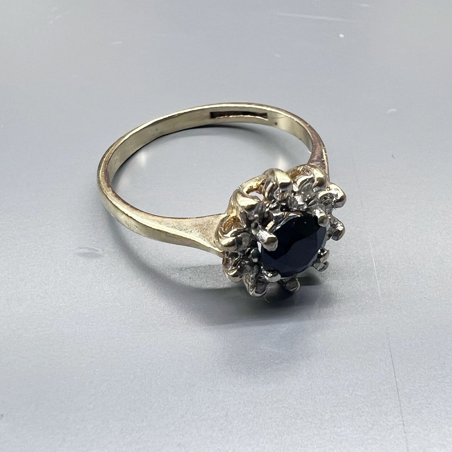Anello vintage a margherita con zaffiro e diamanti