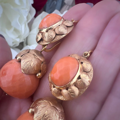 Orecchini in oro e corallo, giorno e notte