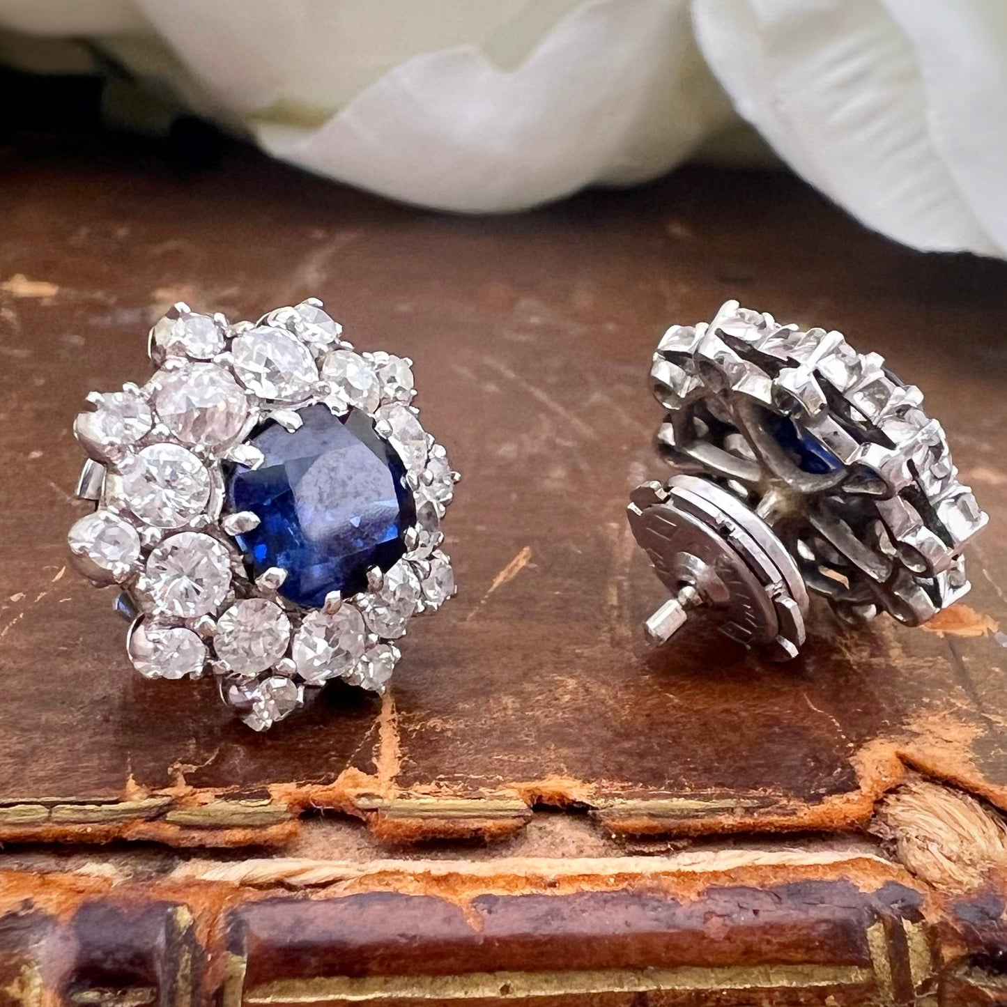 Importanti orecchini a corolla stellata con zaffiri e diamanti old mine cut in oro 18k