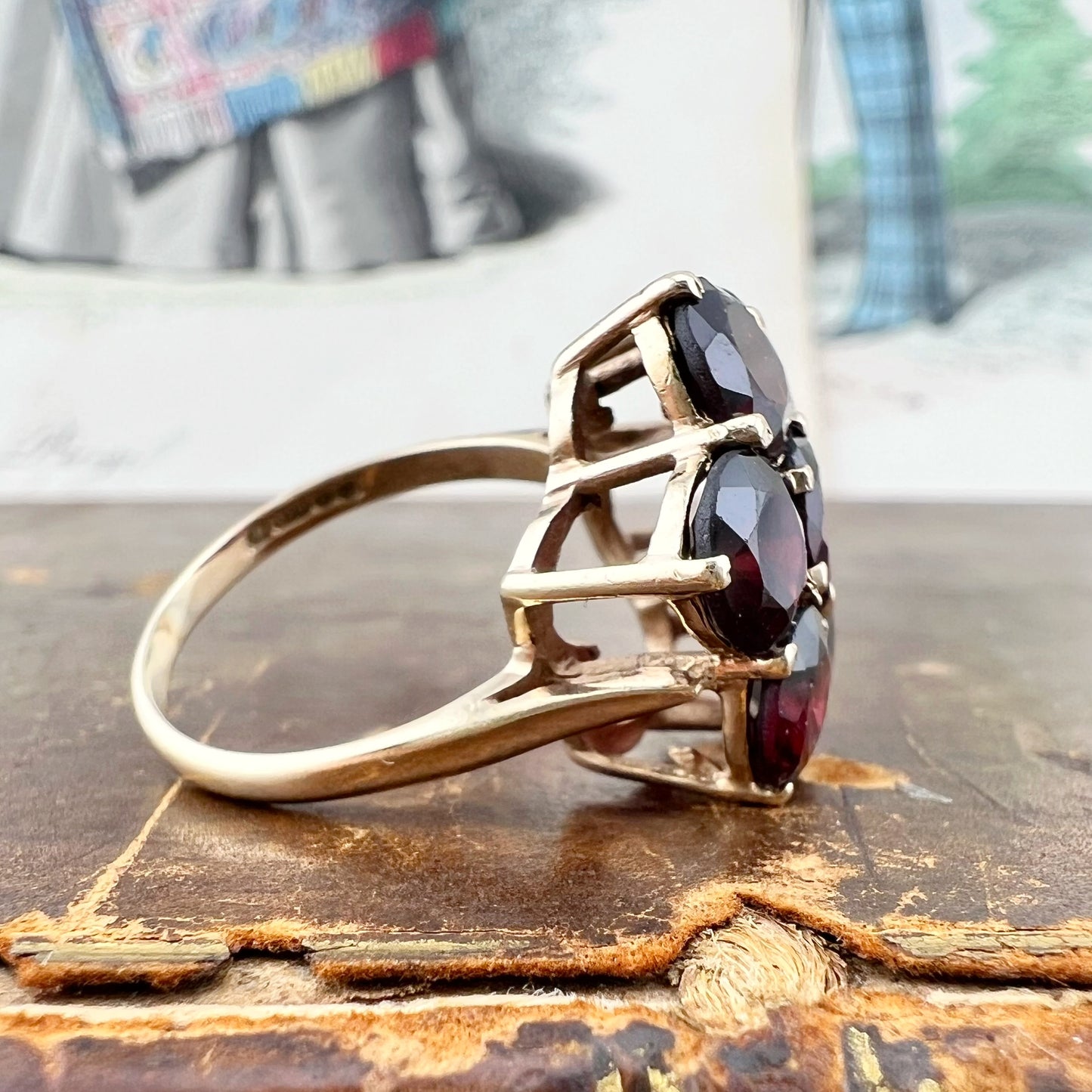 Anello vintage a grande margherita in oro e granati Londra 1975