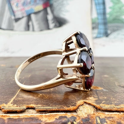 Anello vintage a grande margherita in oro e granati Londra 1975