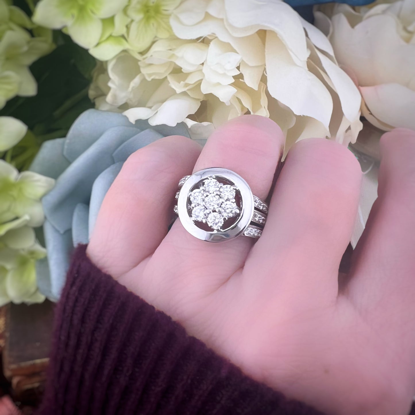 Anello vintage a margherita in oro bianco 18 kt e diamanti