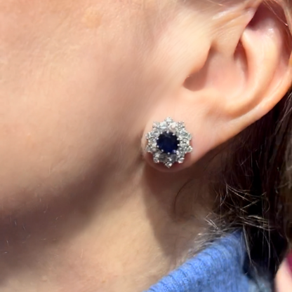 Importanti orecchini a corolla stellata con zaffiri e diamanti old mine cut in oro 18k