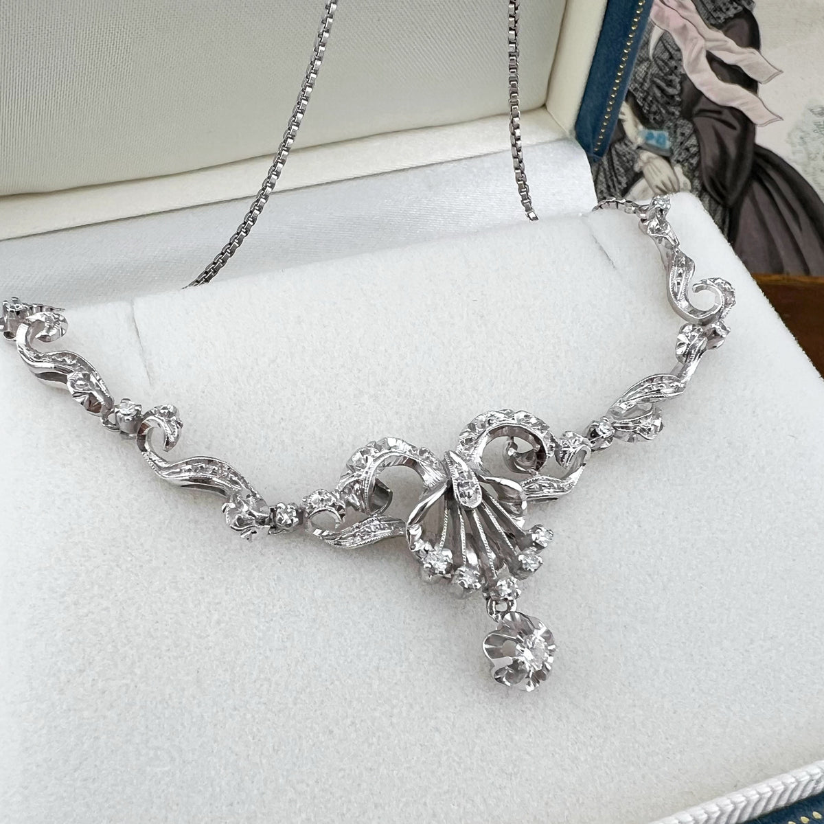 Collier in oro bianco 18k e diamanti a volute – Italia, circa 1950