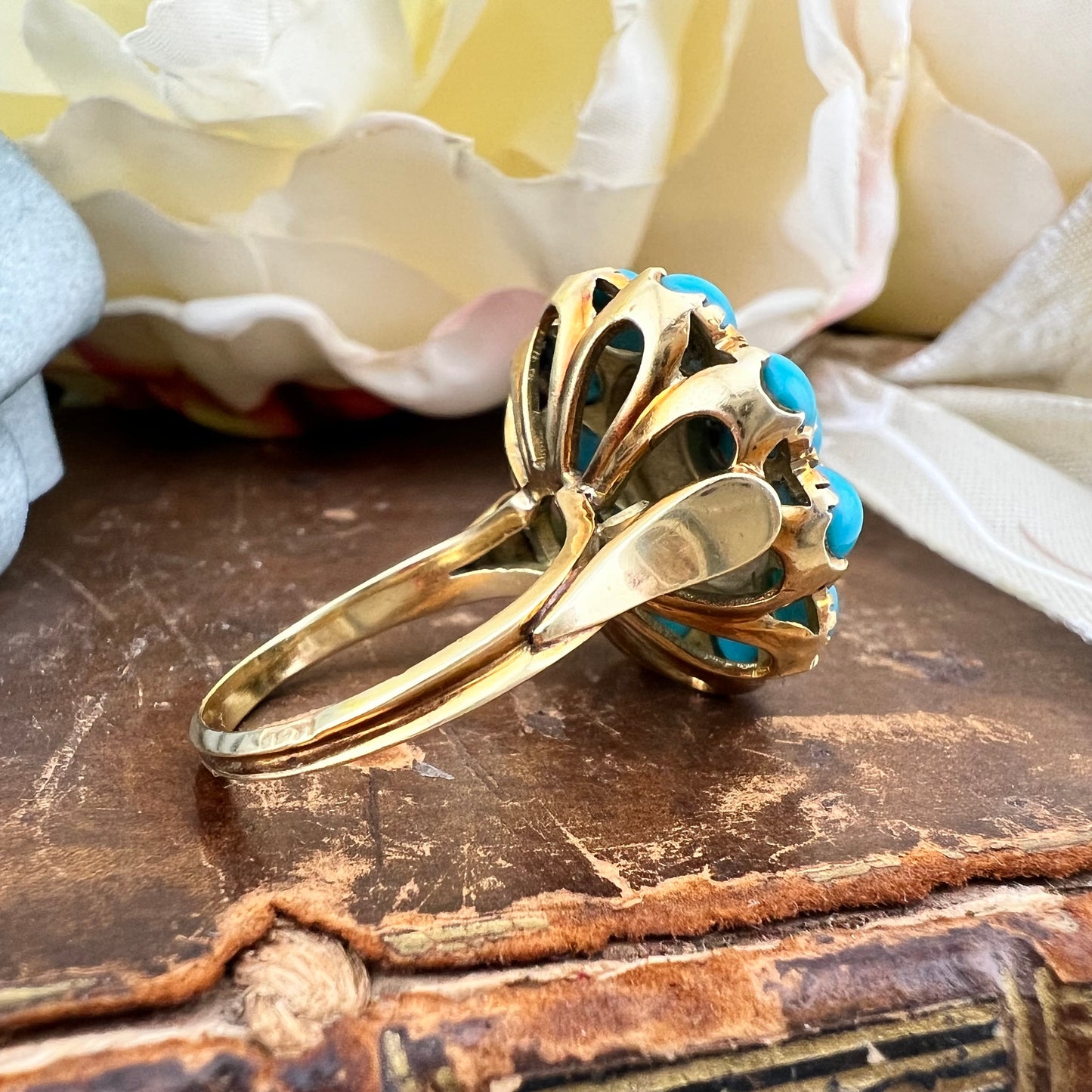 Grande anello a grappolo “Cluster” vittoriano con turchesi cabochon e diamanti “a notte”