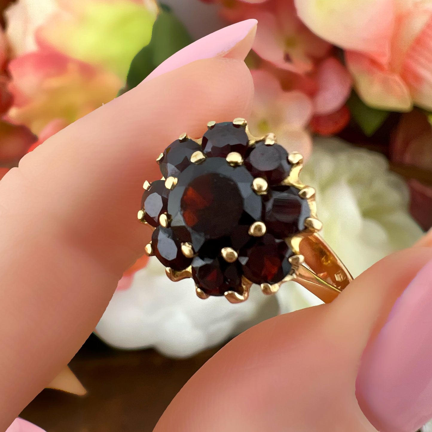 Anello margherita Vintage Inglese in Oro 18k con Granati