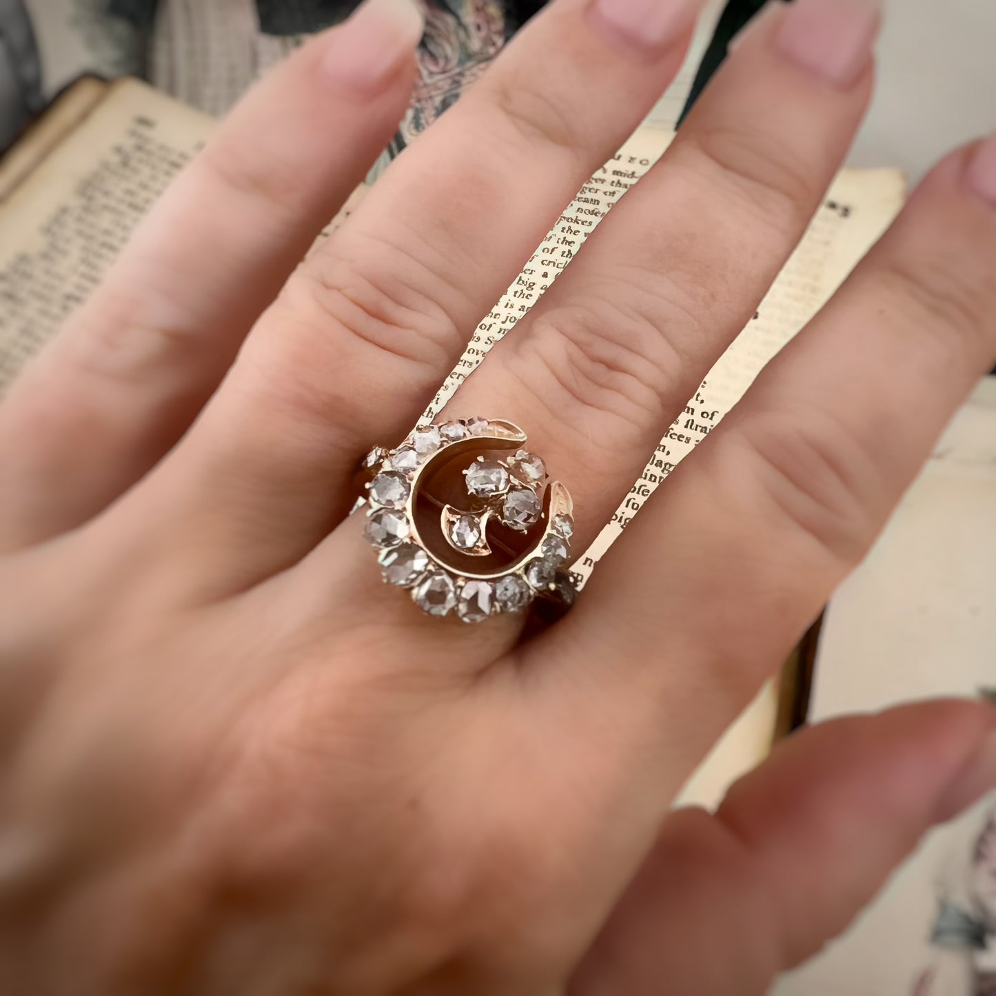 Anello antico in oro 18 kt con luna crescente e trifoglio di diamanti a taglio rosa – eleganza vintage e buon augurio