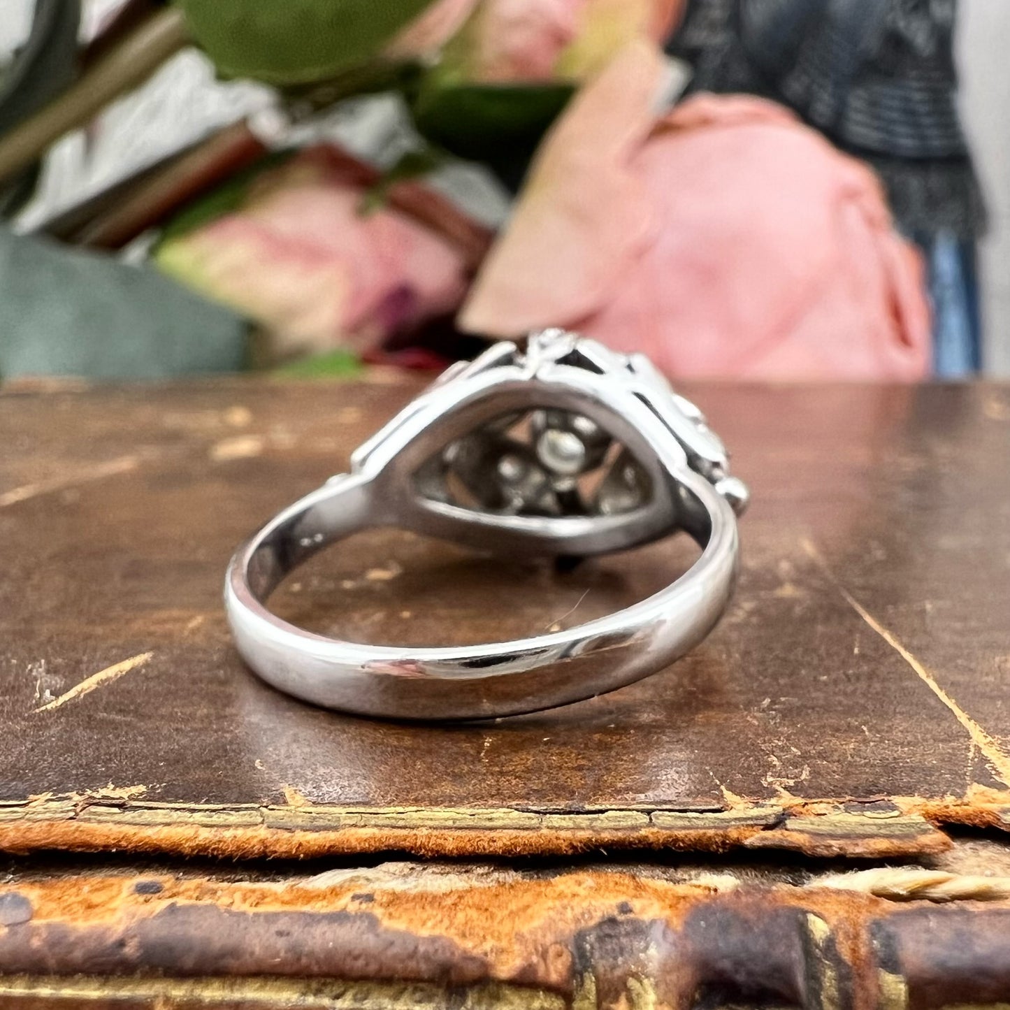 Anello in oro bianco 18 kt con diamante Old Mine Cut e rosette di diamante, Italia, Alessandria, circa 1935