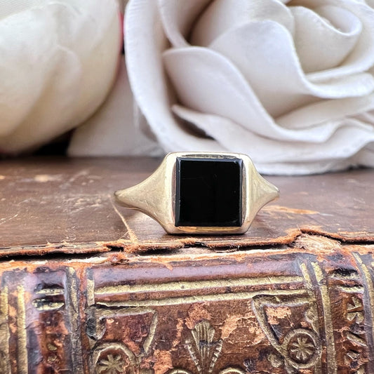 Anello piccolo chevalier vintage in oro con onice – Birmingham 1971
