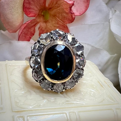 Grande anello margherita con zaffiro teal 3.80 ct e diamanti a rosetta per 1.20-1.30 ct in oro giallo 18k