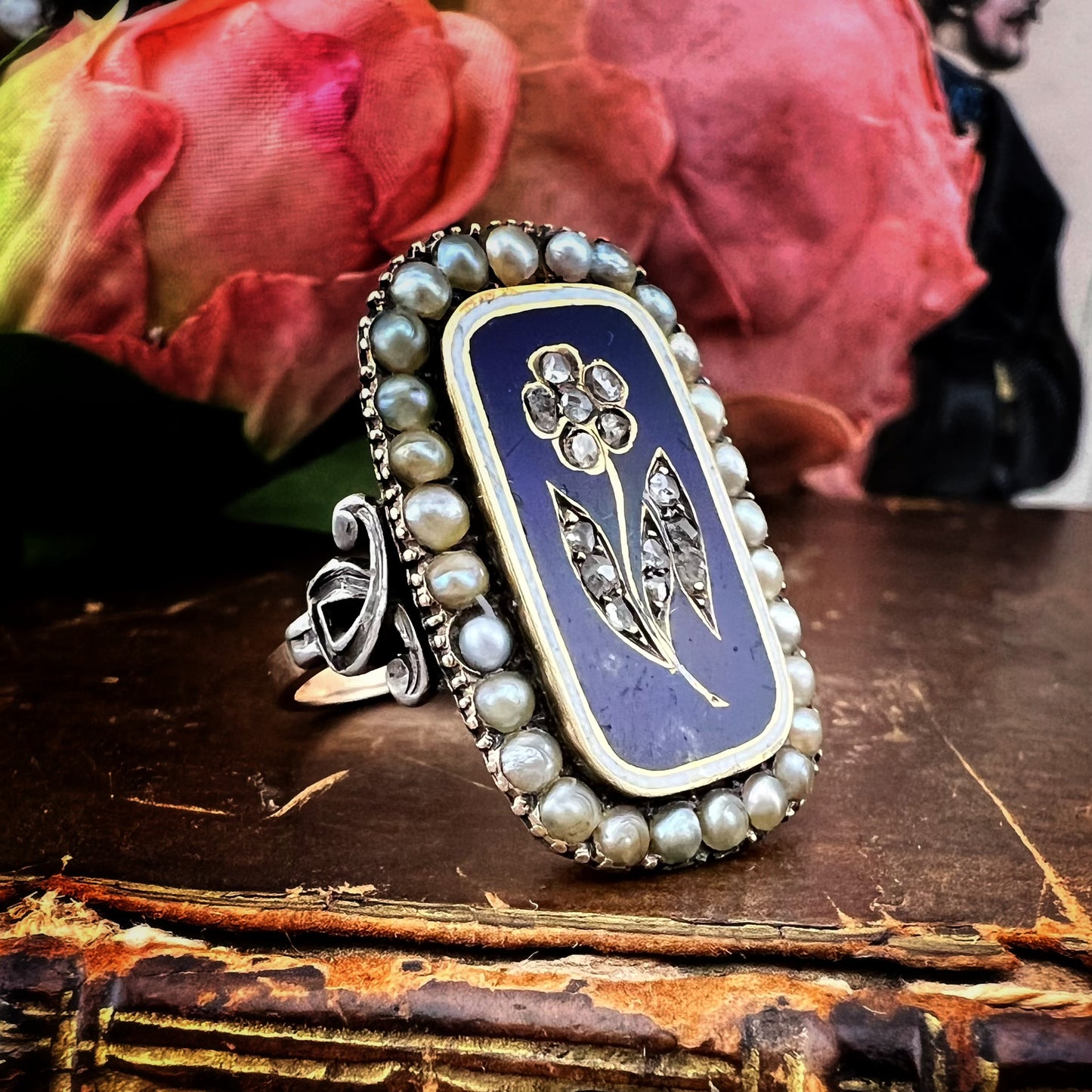 Anello sentimentale “Forget Me Not” con diamanti e perle naturali, Inghilterra 1830-1870