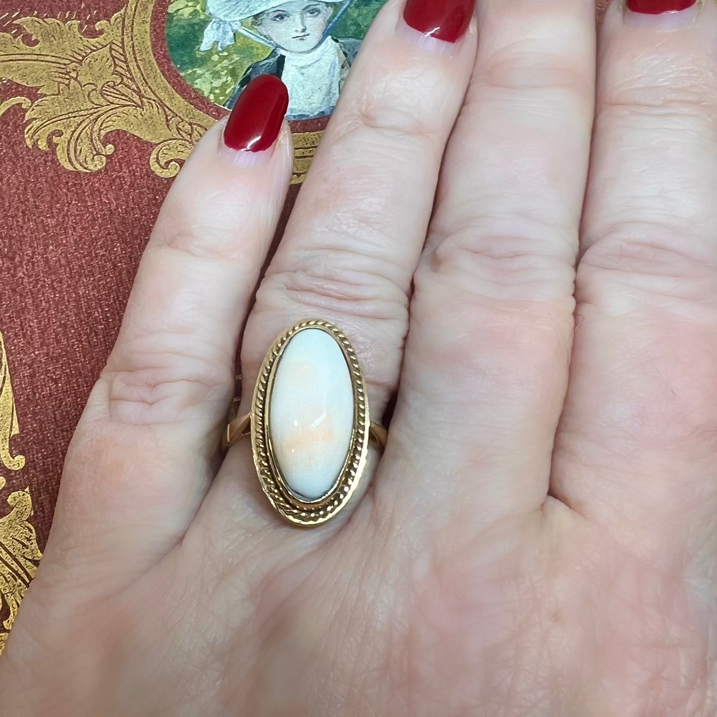 Anello in oro 18 carati con corallo bianco rosato giapponese