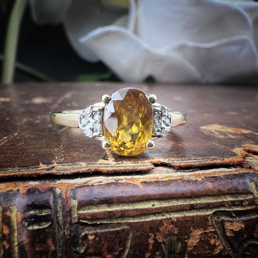 Anello vintage con titanite arancio e diamanti