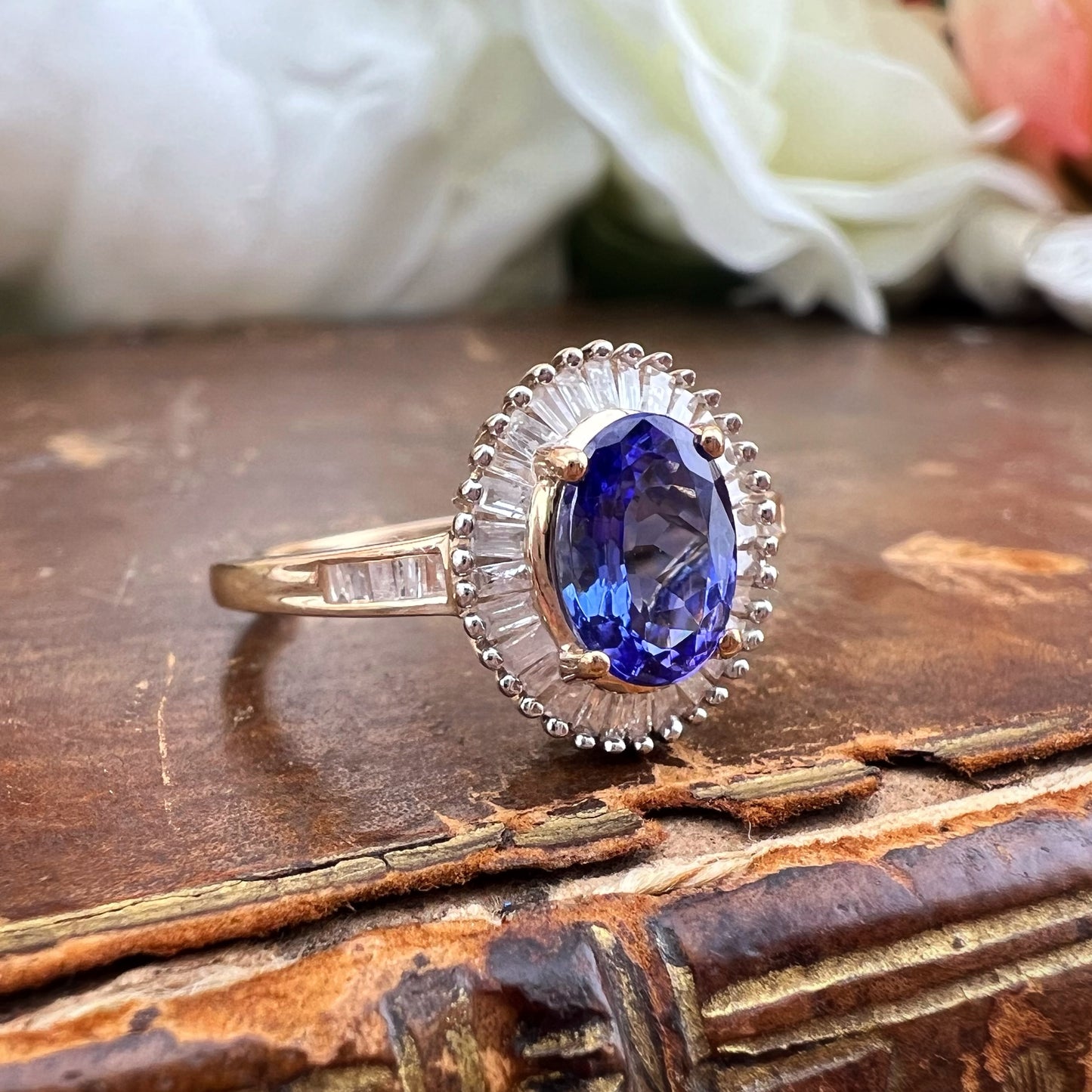 Anello vintage a margherita con tanzanite e diamanti baguette in oro giallo