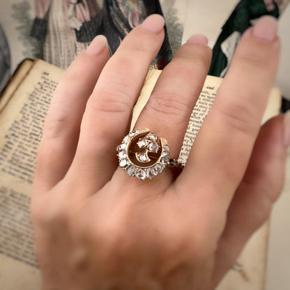 Anello antico in oro 18 kt con luna crescente e trifoglio di diamanti a taglio rosa – eleganza vintage e buon augurio