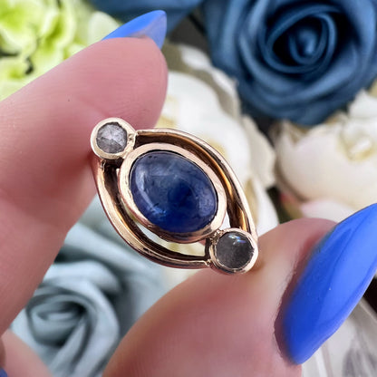 Anello oro 12k zaffiro e diamanti. Italia c. 1920