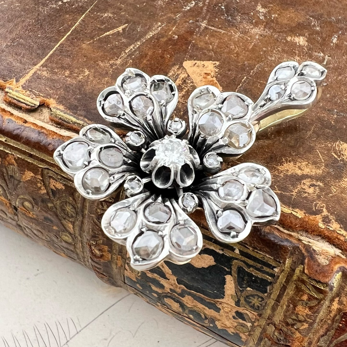 Pendente vintage a fiore in oro 18k con diamanti taglio rosa e brillante