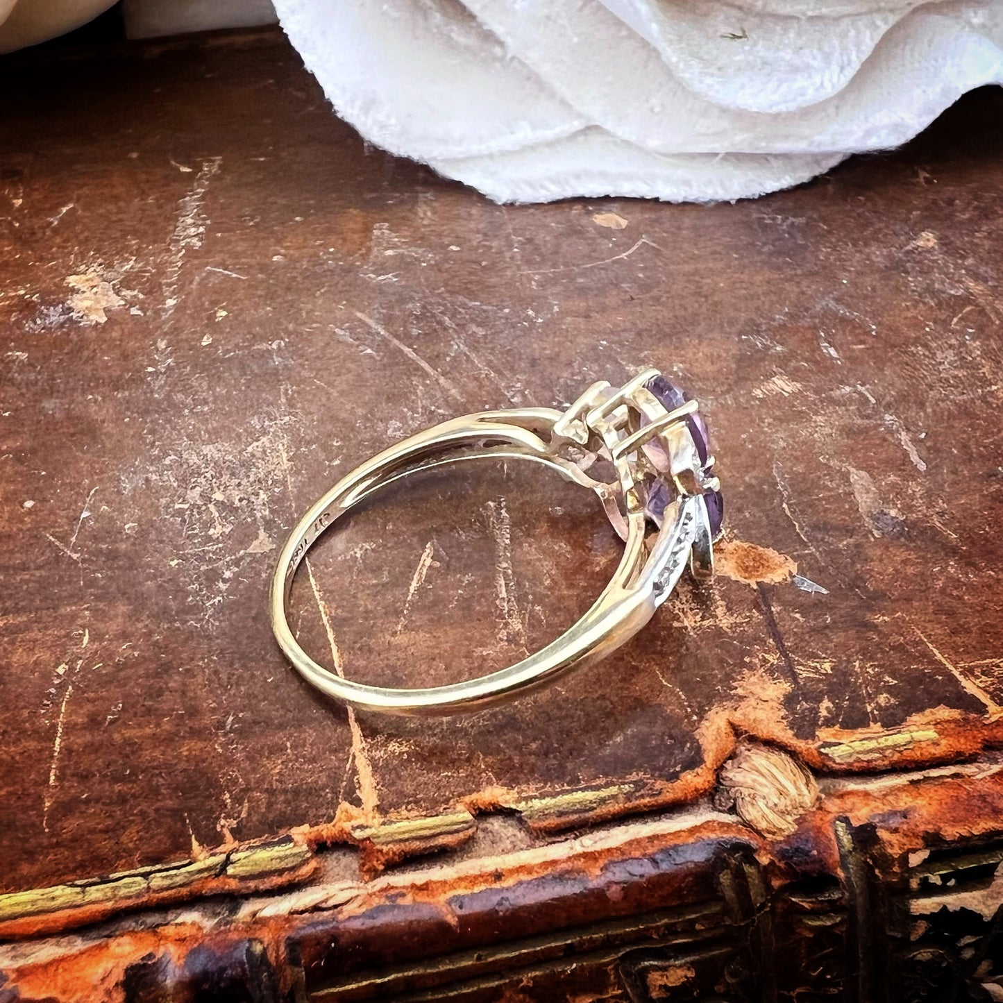 Anello vintage in oro con topazi viola e rosa – Inghilterra