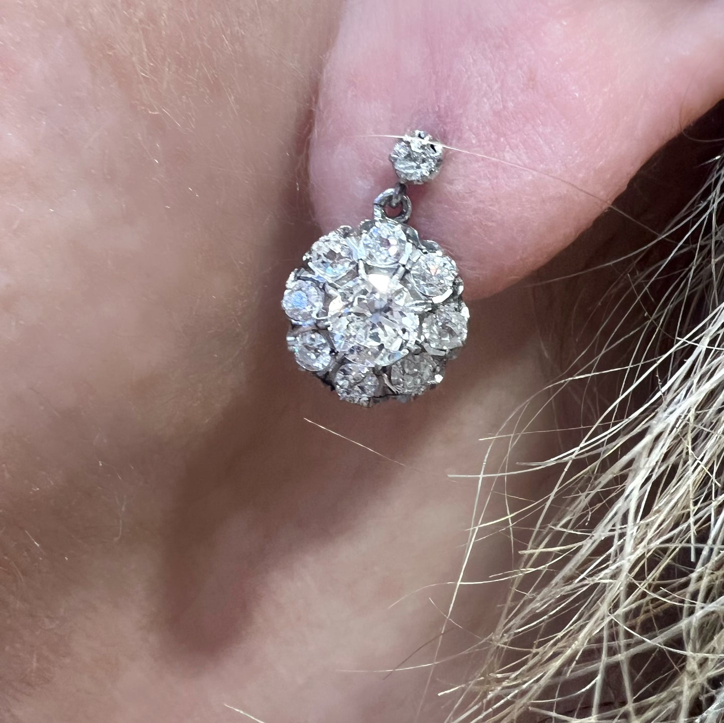 Coppia di orecchini in platino a margherita con diamanti old mine per 1.9 ct