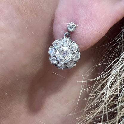 Coppia di orecchini in platino a margherita con diamanti old mine per 1.9 ct