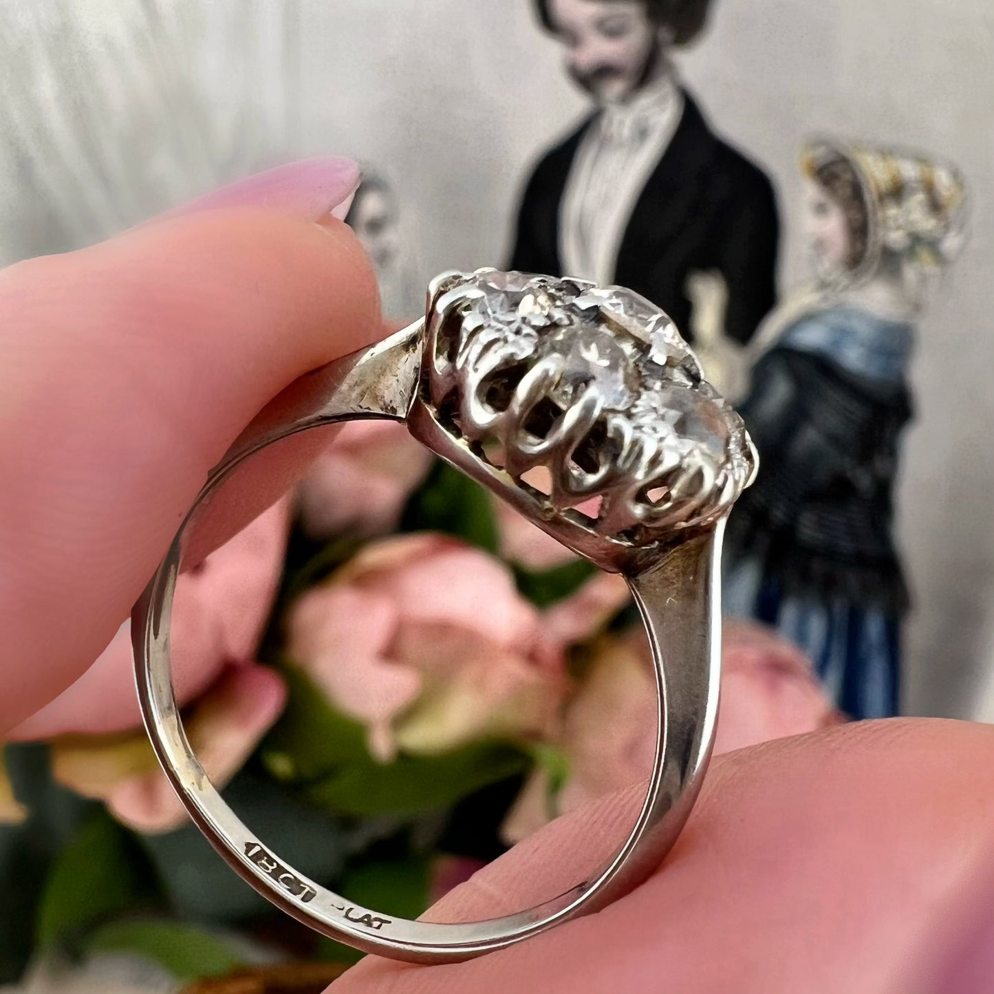 Anello a margherita con diamanti antichi old mine in oro bianco 18 kt e platino, Europa, circa 1920