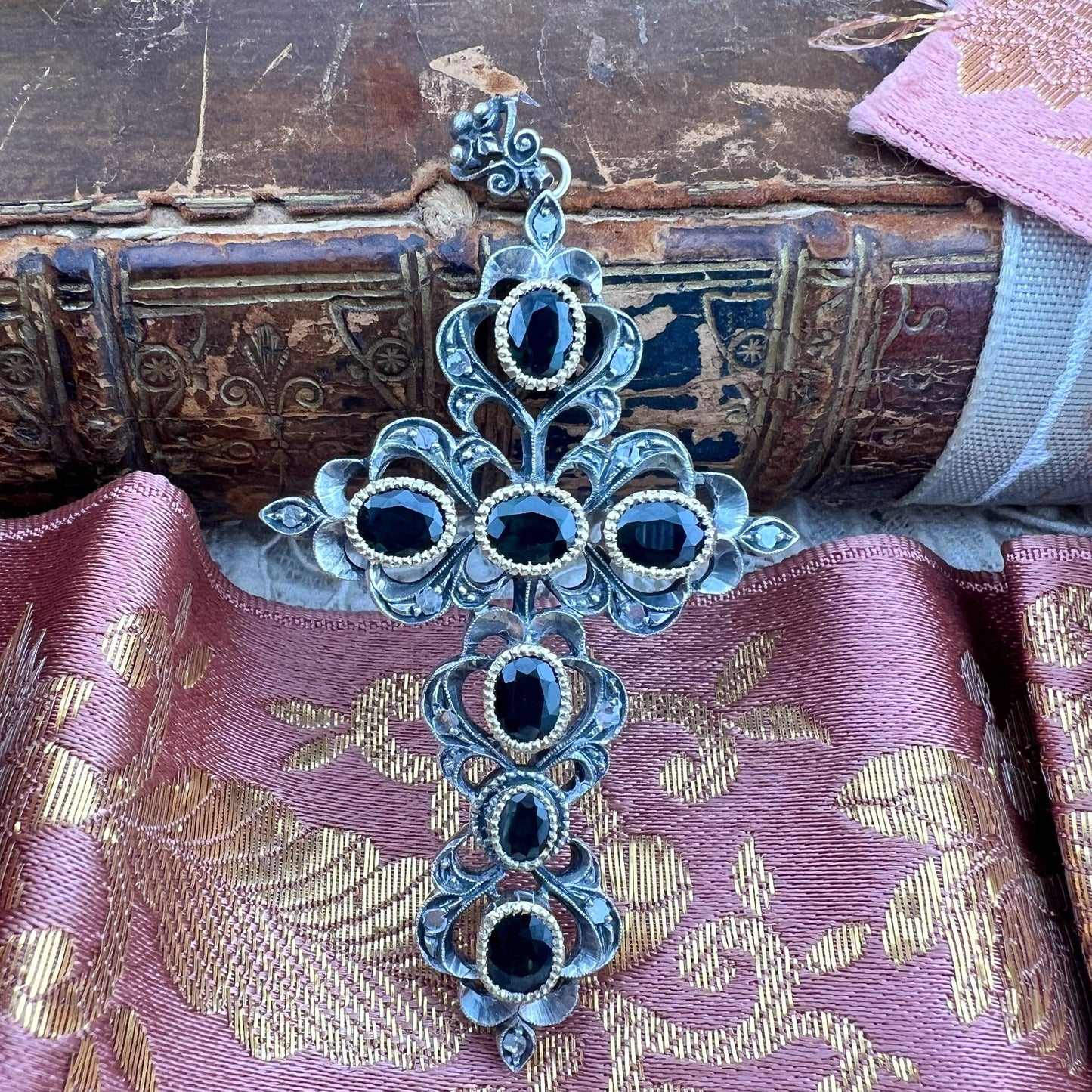 Croce tardo ‘800 in oro, argento, zaffiri 3.78 ct, diamanti