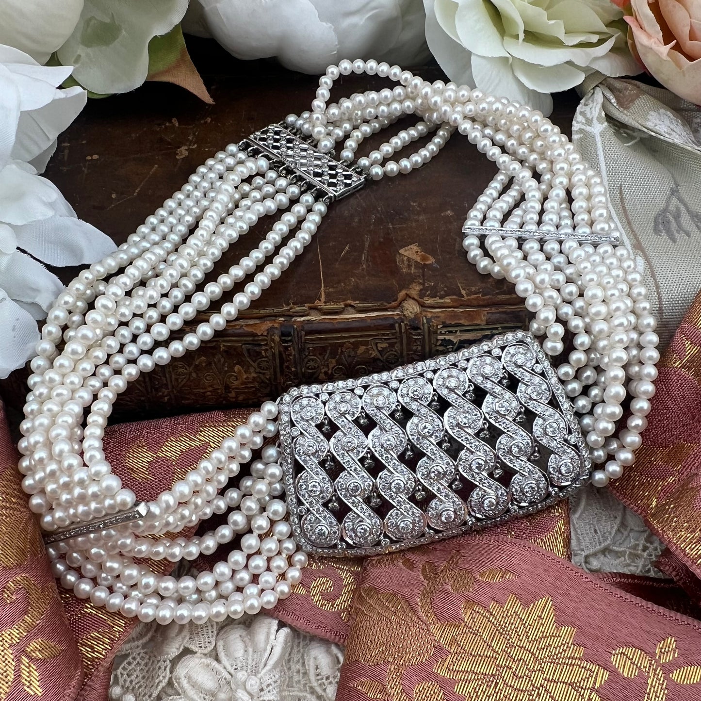 Importante collare con 7.95 ct di diamanti e 780 perle Akoya in oro 18k