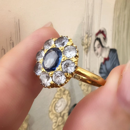 Anello vittoriano a margherita con zaffiro e acquamarine in oro 18k