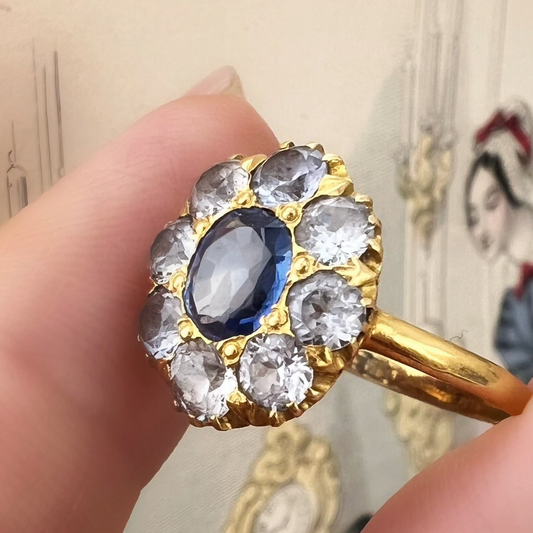 Anello vittoriano a margherita con zaffiro e acquamarine in oro 18k