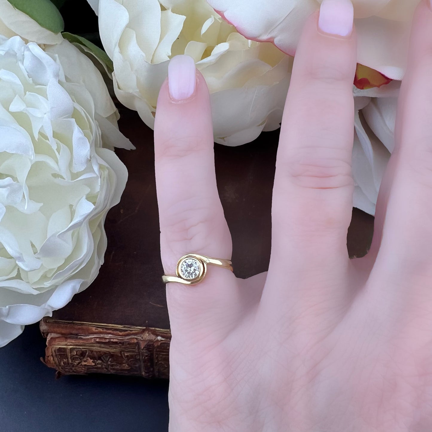 Elegante anello solitario vintage realizzato a Birmingham nel 1985, in oro giallo 9 carati