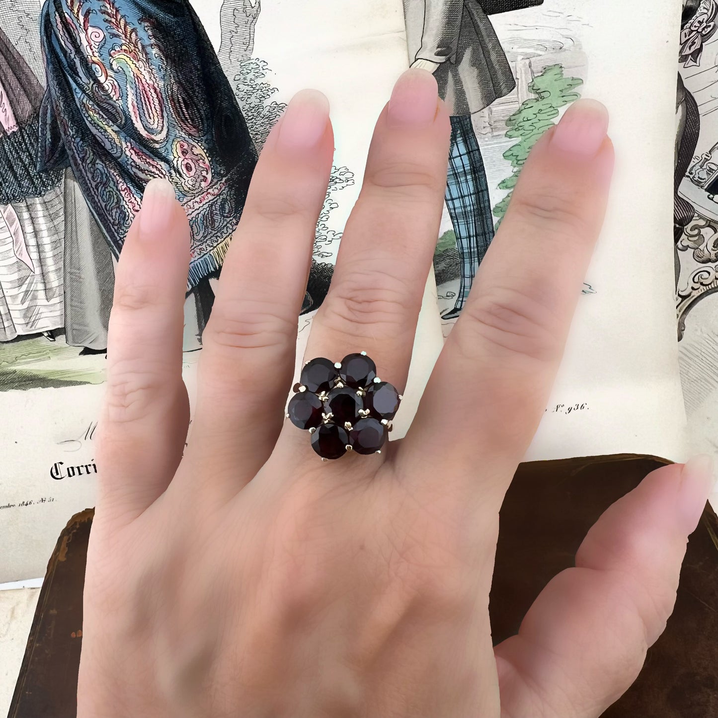 Anello vintage a grande margherita in oro e granati Londra 1975