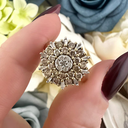 Anello a fiore con diamanti fancy brown e bianchi