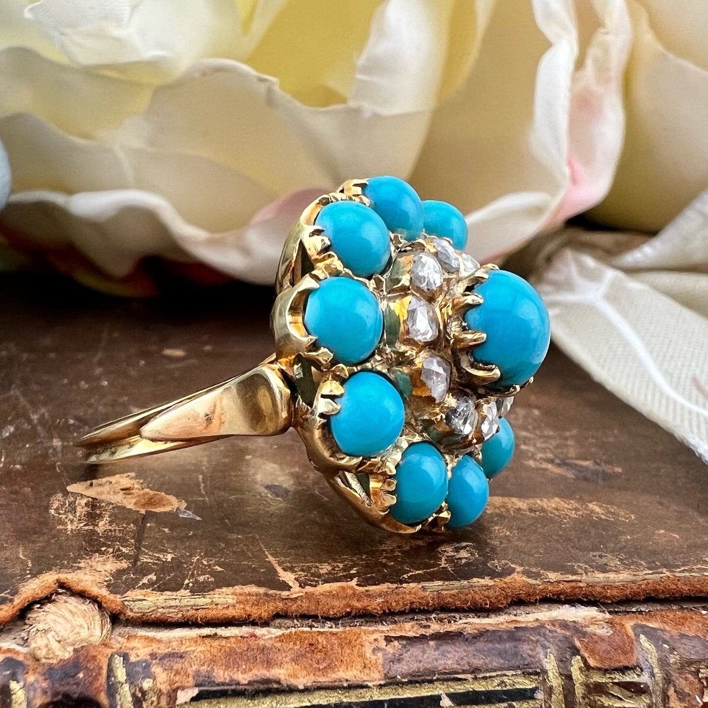 Grande anello a grappolo “Cluster” vittoriano con turchesi cabochon e diamanti “a notte”