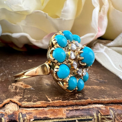 Grande anello a grappolo “Cluster” vittoriano con turchesi cabochon e diamanti “a notte”
