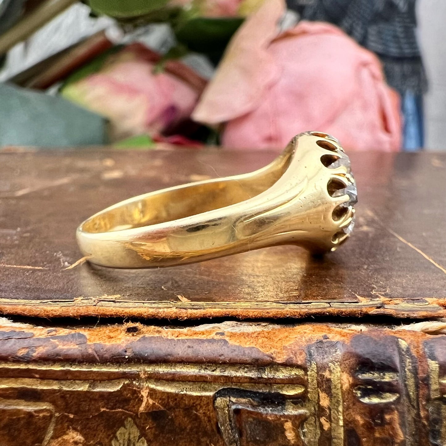 Anello margherita vittoriano con diamanti old mine e montatura Belcher, Inghilterra, 1890-1901